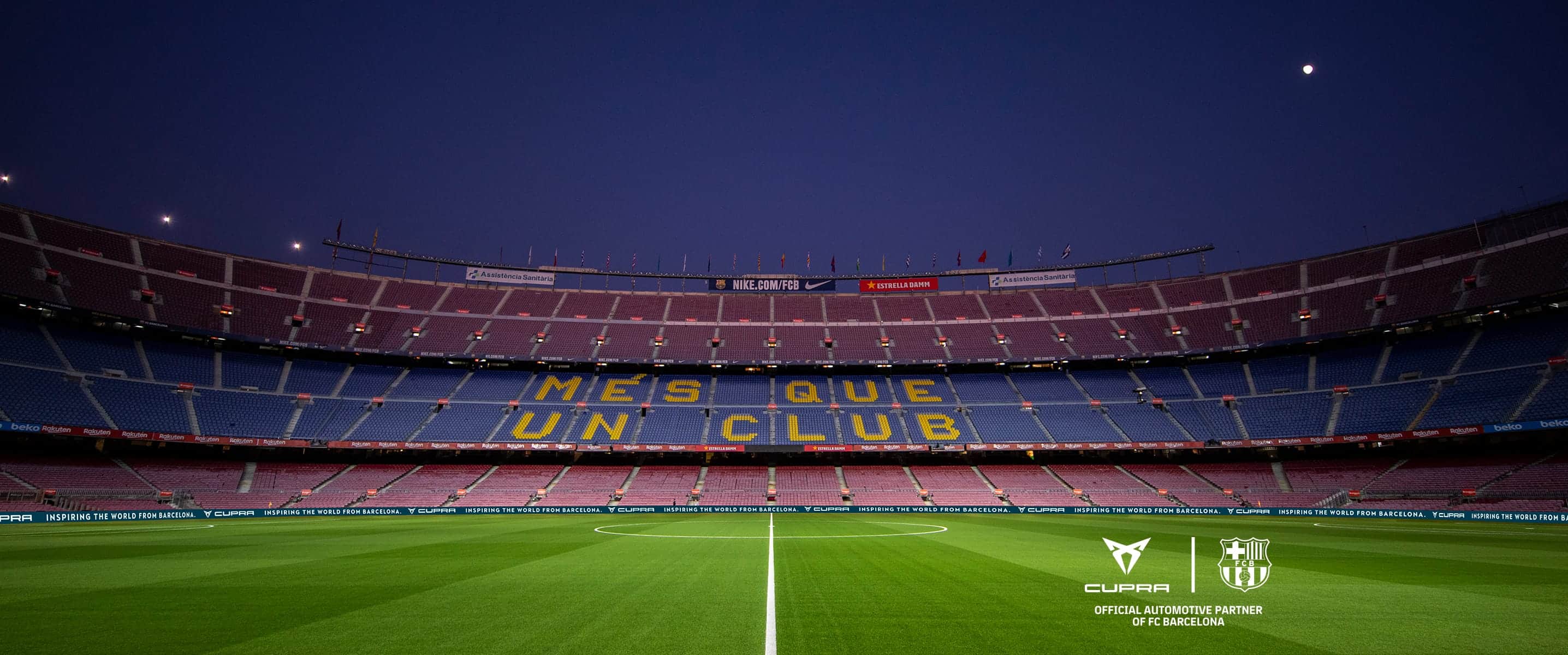 Stade vide se dresse du Camp Nou avec le message Plus qu’un club en catalan.